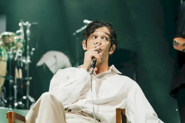 Matty Healy von The 1975 tritt auf der Bühne auf