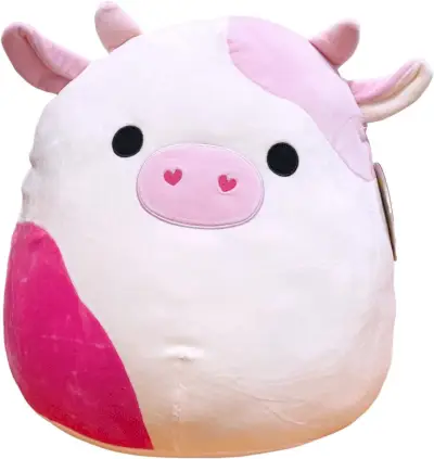 Un Squishmallow de vaca rosa de tres tonos con fosas nasales en forma de corazón.