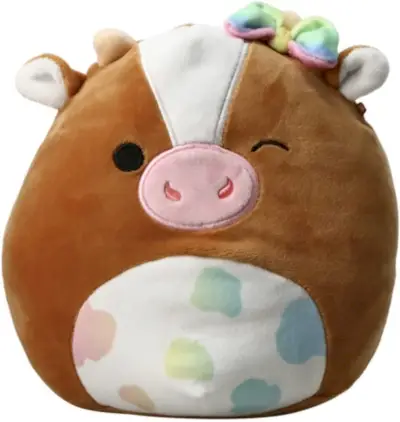 Un squishmallow de vache rose pastel avec des cornes roses et de la fourrure arc-en-ciel sur le ventre et la tête. Un squishmallow de vache rose pastel avec des cornes roses et de la fourrure arc-en-ciel sur le ventre et la tête. Un squishmallow de vache rose pastel avec des cornes roses et de la fourrure arc-en-ciel sur le ventre et la tête.