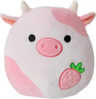 Ein rosa Kuh-Squishmallow mit einer Erdbeere auf dem Bauch