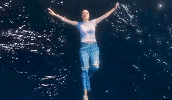 Heidi Montag treibt mit weißem Hemd und blauen Jeans im Meer. Bild: Oceana und S1ngles.