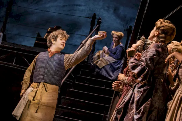 Gaten Matarazzo dans le rôle de Toby chantant des tourtes à la viande dans Sweeney Todd