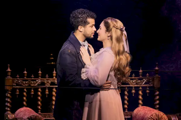 Jordan Fisher et Maria Bilbaro dans Sweeney Todd étant amoureux