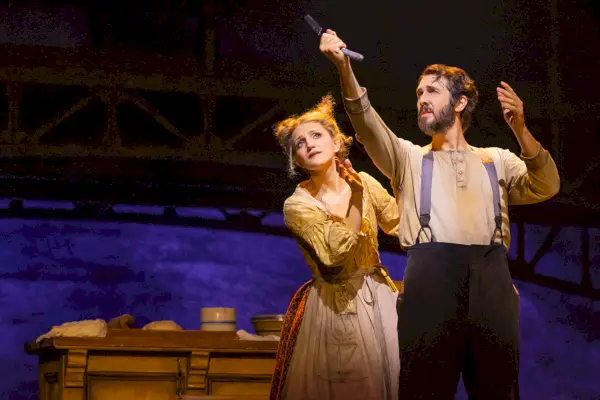 Annaleigh Ashford et Josh Groban chantent sur le meurtre dans Sweeney Todd