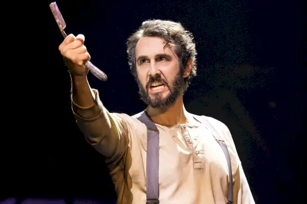 Josh Groban nel ruolo di Sweeney Todd con il suo rasoio