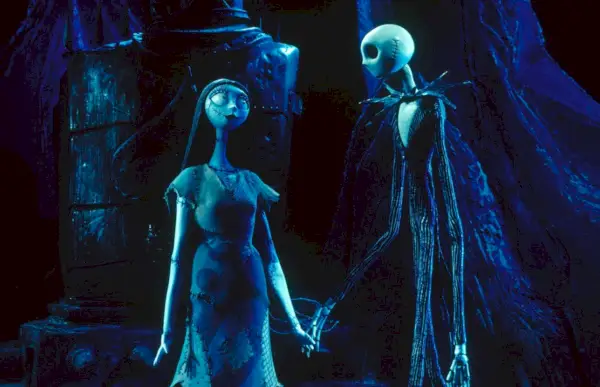 Jack Skellington a Sally sa držia za ruky (Disney)