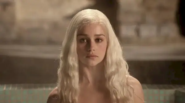 Daenerys Targaryen im Pilotfilm von Game of Thrones