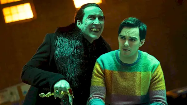 Nicholas Cage nel ruolo di Dracula e Nicholas Hoult nel ruolo di Renfield in Renfield