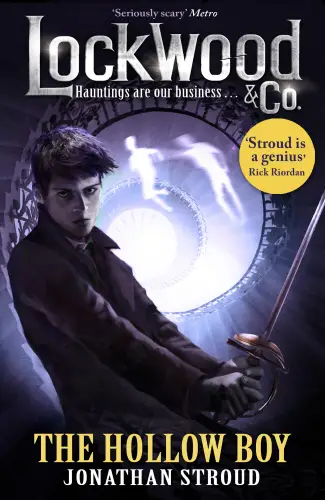 Lockwood & Co. - The Hollow Boy -kirjan kansi, jossa Anthony Lockwood kierreportaiden edessä