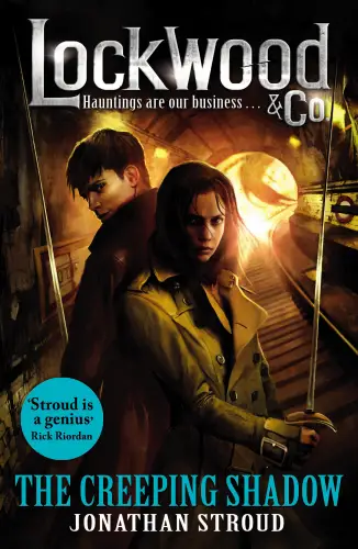 La couverture du livre de Lockwood & Co. - The Creeping Shadow, mettant en vedette Anthony Lockwood et Lucy Carlyle dans un tunnel ferroviaire, tenant des rapières