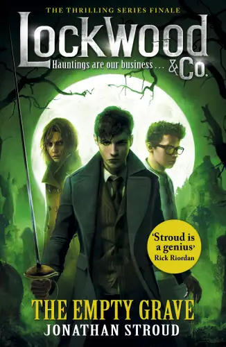 La couverture du livre de Lockwood & Co. - The Empty Grave, avec Anthony Lockwood, Lucy Carlyle et George Cubbins, debout dans un cimetière sous la pleine lune