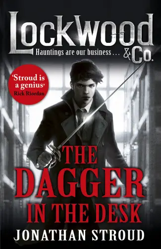 Omslaget till Lockwood & Co. - The Dagger in the Desk, med Anthony Lockwood som håller sin gripare