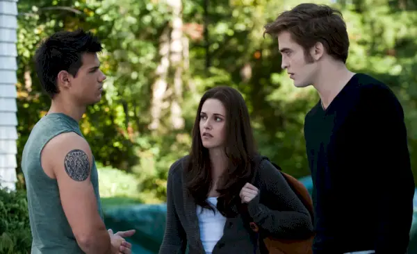 Edward Cullen og Jacob Black torterer opp over Bella Swan i den tredje delen av Twilight Saga, Eclipse