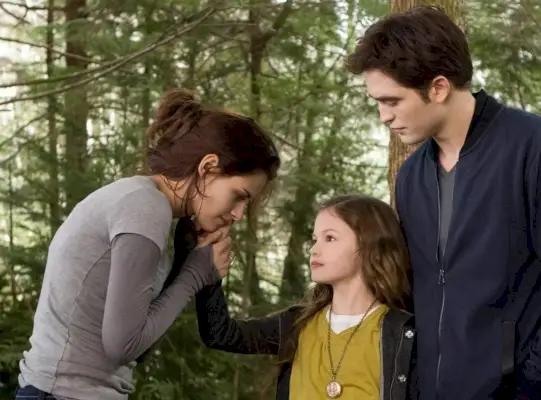 Edward y Bella hablan con su hija Renesmee en la última entrega de la saga Crepúsculo, Amanecer Parte 2.