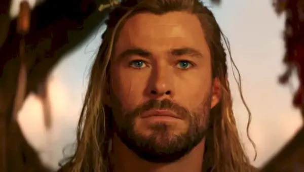 Chris Hemsworth se pregunta quién es realmente Thor en el tráiler