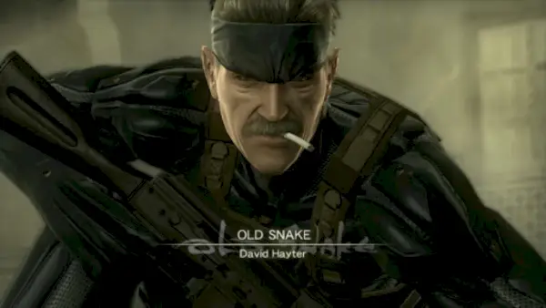 Old Snake يحمل بندقية بينما يدخن سيجارة