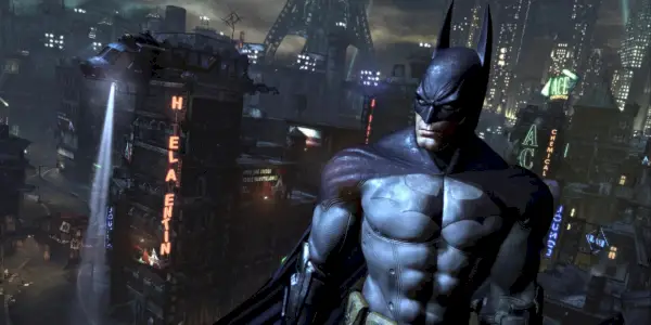 Betmens, kas stāv Gotemas priekšā filmā Batman: Arkham City