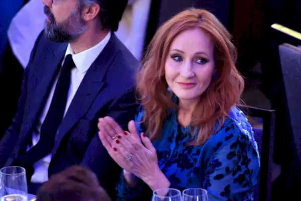 És J.K. Rowling està involucrat amb 'Hogwarts Legacy'?