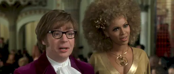 Austin Powers (Mike Myers) in Foxxy Cleopatra (Beyoncé Knowles-Carter) v