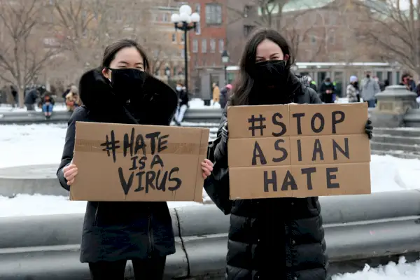 NEW YORK, NEW YORK - 20. FEBRUAR: Protestniki držijo napise