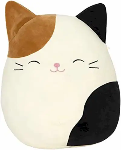 Un gato calico Squishmallow con los ojos cerrados felices