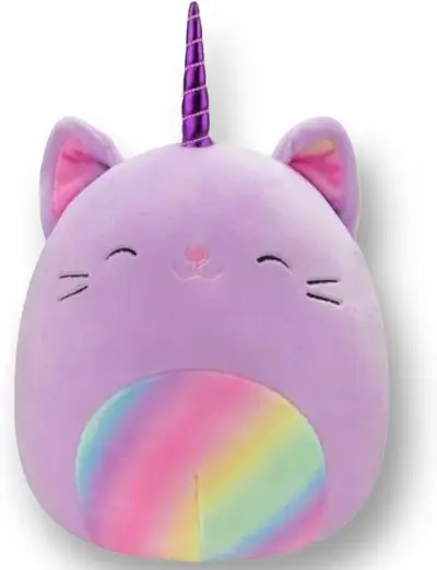 Un Squishmallow de caticorn morado con un estómago de arcoíris y un cuerno morado metálico.