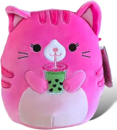 Um gato rosa Squishmallow bebendo chá de boba verde