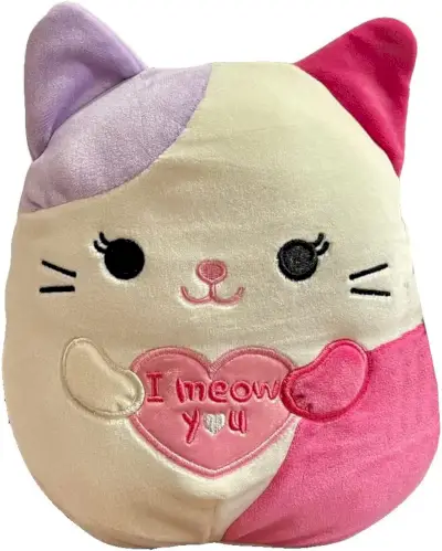 En hvit, lilla og rosa calico katt Squishmallow holder et rosa hjerte ordtak