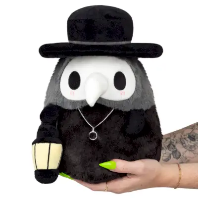 Mini Squishable kužni zdravnik pliš. Čibi različica zamaskirane figure v ogrinjalu s klobukom s širokimi krajci in svetilko.