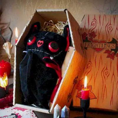 Vincent Batling Peluche pipistrello vampiro di Frightling. Un pipistrello di peluche in stile cartone animato con tratti del viso rossi in una piccola bara di legno.