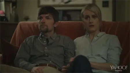 Adam Scott in Taylor Schilling v filmu Prenočitev