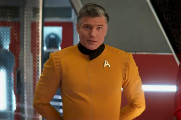 Anson Mount jako kapitán Christopher Pike