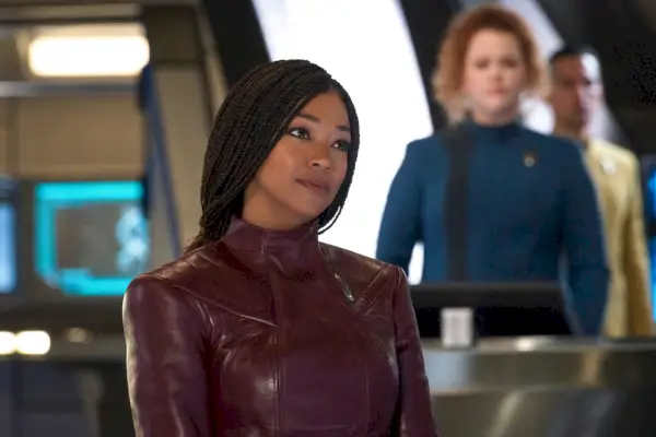 El capità Michael Burnham entra