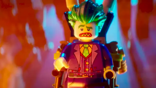 Joker izgleda zabrinuto u Lego Batman filmu. Glas posuđuje Zach Galifianakis.