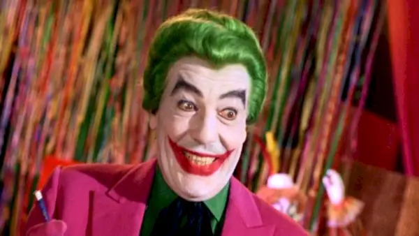 Cesar Romero ako Joker v televíznom seriáli Batman z roku 1966.