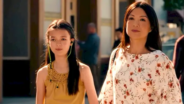 Thailey Roberge dans le rôle d'Amelia et Ming-Na Wen dans le rôle de Susan dans 50 états d'effroi