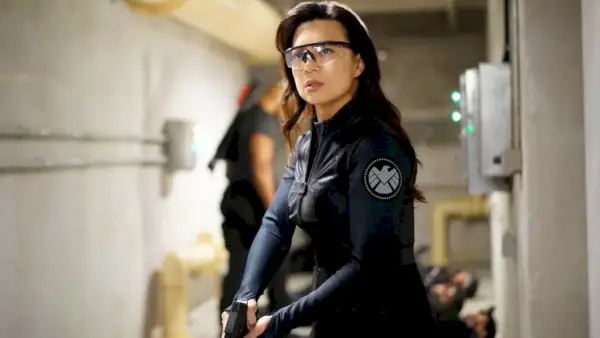 Ming-Na Wen como Melinda May em Agentes da S.H.I.E.L.D.