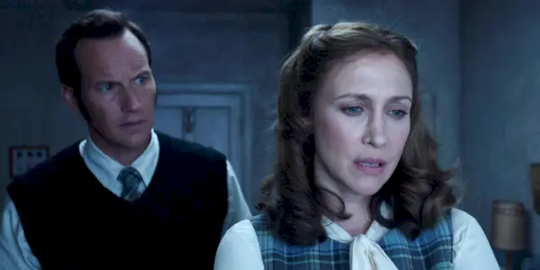 Ed Warren (Patrick Wilson) tar hand om sin fru Lorraine (Vera Farmiga) i The Conjuring 2