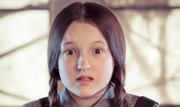 Bella Ramsey som Mildred Hubble i The Worst Witch (Netflix)