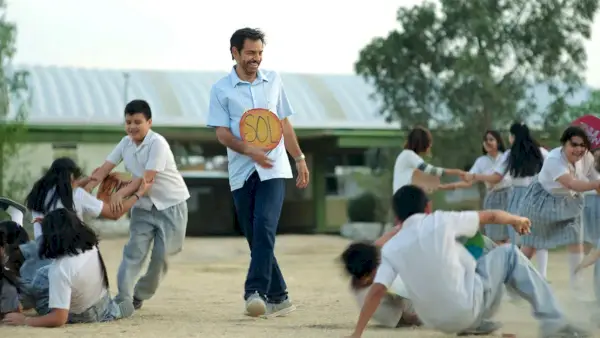 Eugenio Derbes como Sergio jugando con sus alumnos en Radical