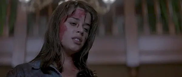 Sidney Prescott (Neve Campbell) met bloed op haar gezicht na een zware nacht thuis