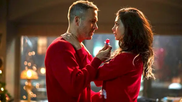 Ryan Reynolds som Deadpool og Morena Baccarin som Vanessa i Deadpool