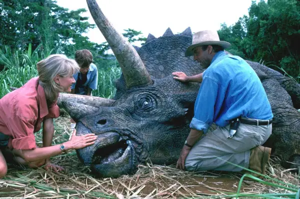 Laura Dern, Sam Neill och Joseph Mazzello i Jurassic Park (Universal)