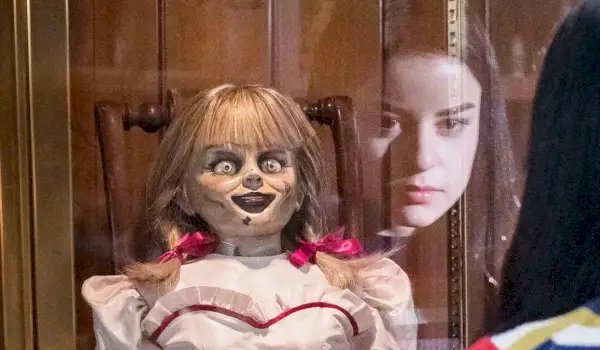 En liten flicka stirrar på Annabelle