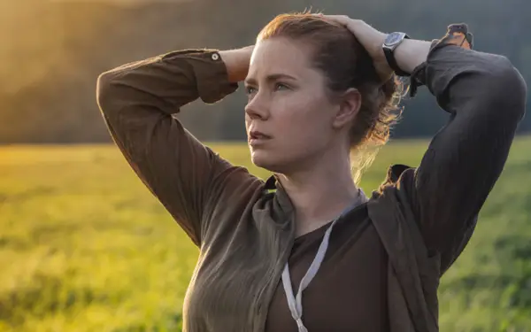 Amy Adams i Arrival ser utmattad ut.