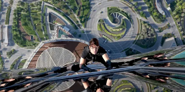 Tom Cruise kot Ethan Hunt pleza na Burj Khalifa v Dubaju v Misiji: Nemogoče - Protokol Duhov