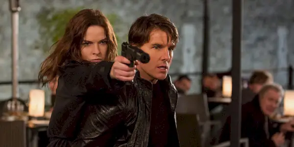 Rebecca Ferguson ako Ilsa Faust a Tom Cruise ako Ethan Hunt v Mission: Impossible - Rogue Nation