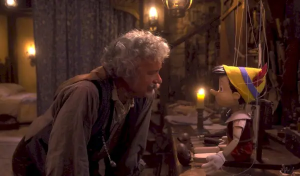 Geppetto (Tom Hanks) en de pop Pinocchio in Pinocchio (2022)