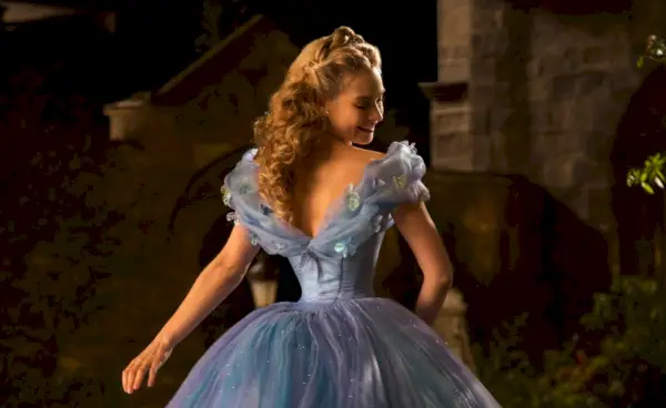 Lily James como Cenicienta en Cenicienta