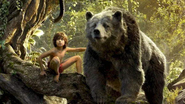 Mowgli (Neel Sethi) y el oso Baloo en El libro de la selva